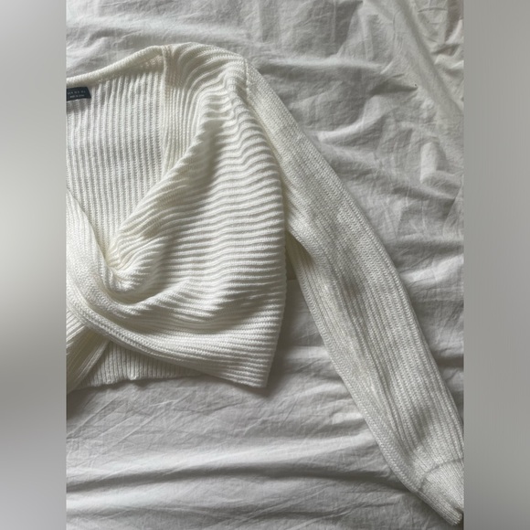 Knitted Twist Front Crop Top Sweater - Picture 3 of 3